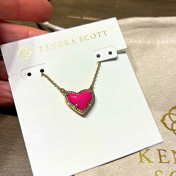 NEW Kendra Scott Ari Heart Adjustable Length Pendant Necklace in Pink - Picture 8 of 14